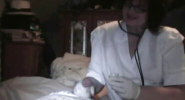 sex kny MILF nghiêng chàng trai trẻ để fuck. sex hoang thuy linh