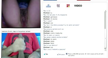 sex al Ý masturbates vòi nước với cô sex cha duong ấy chân trong các vòi hoa sen.